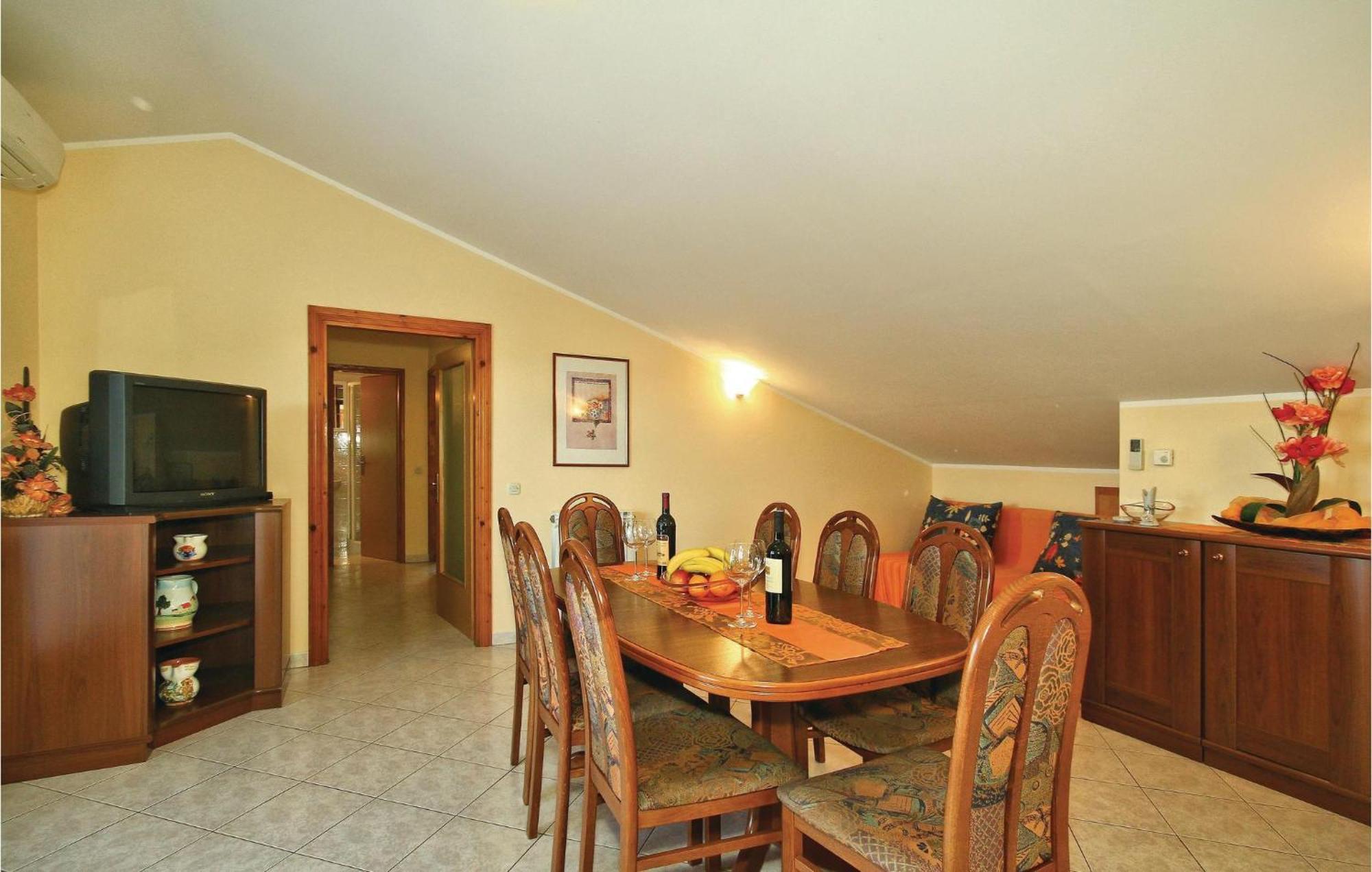3 Bedroom Gorgeous Apartment In Porec Bagian luar foto