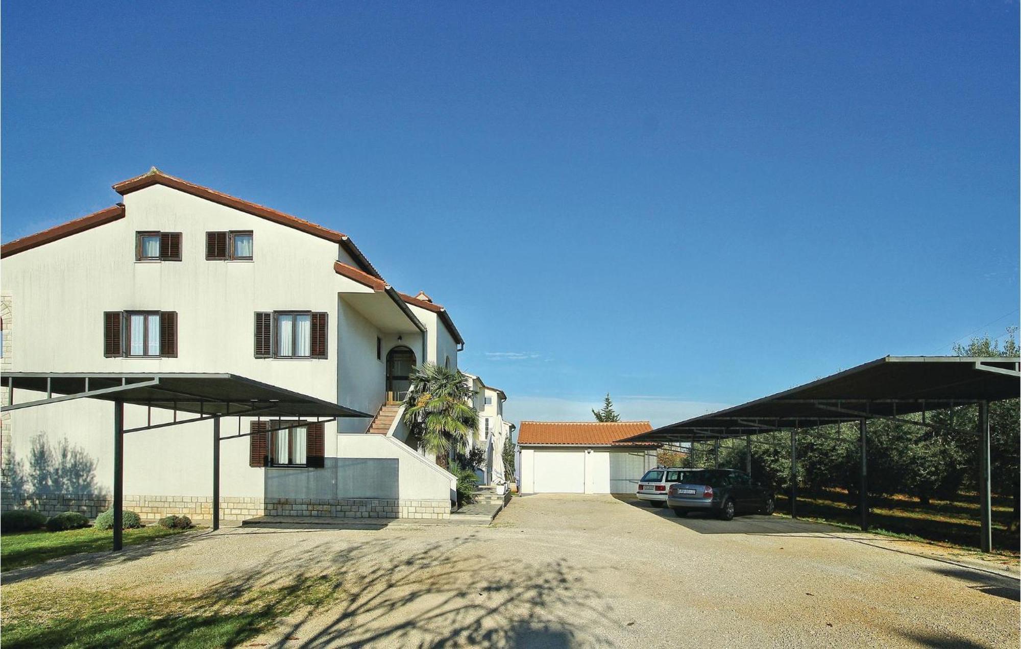3 Bedroom Gorgeous Apartment In Porec Bagian luar foto