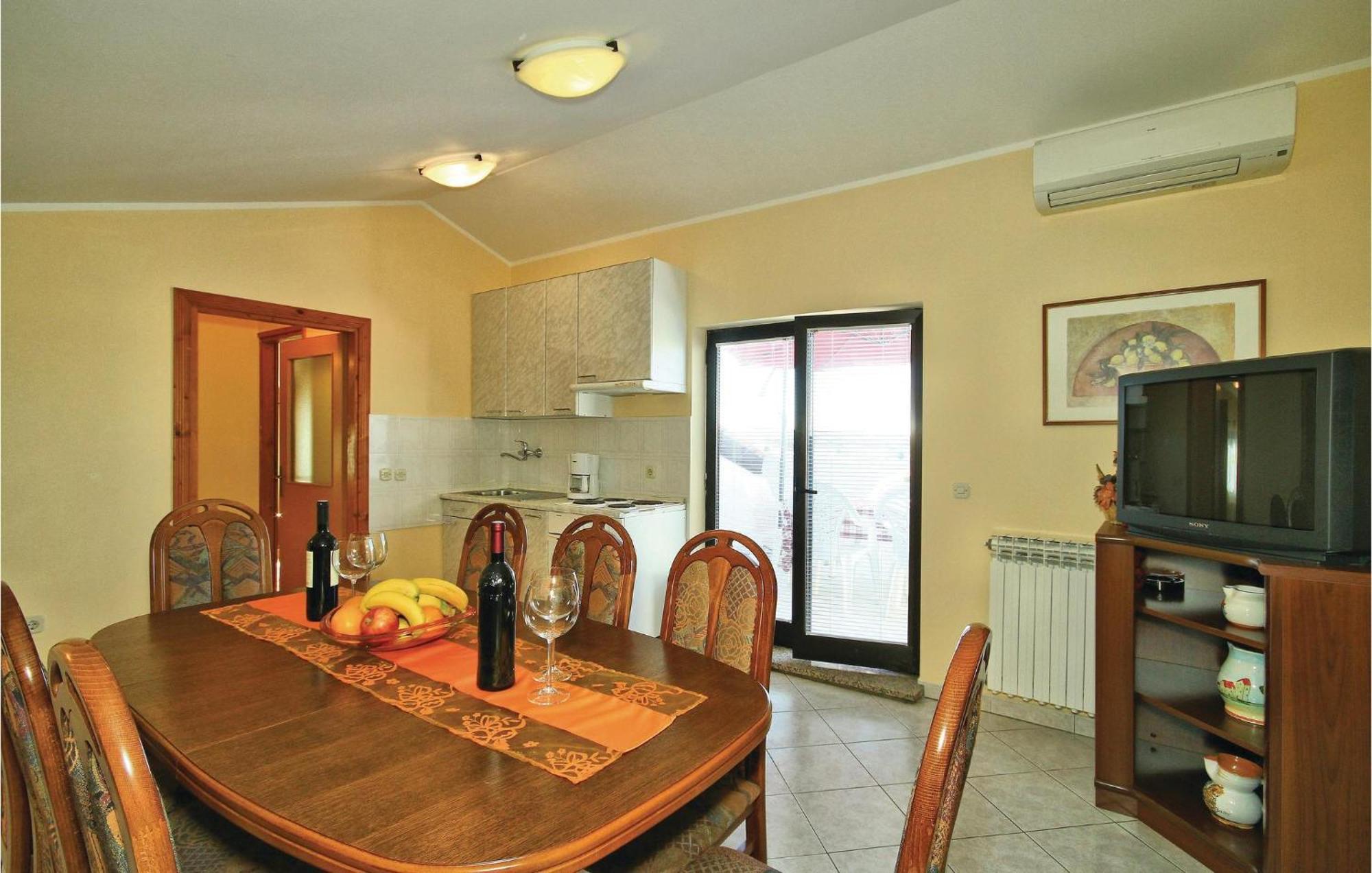 3 Bedroom Gorgeous Apartment In Porec Bagian luar foto