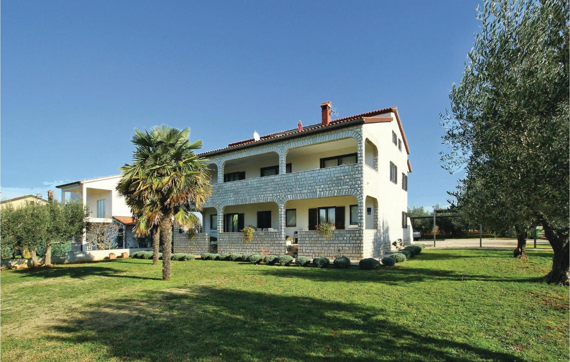 3 Bedroom Gorgeous Apartment In Porec Bagian luar foto