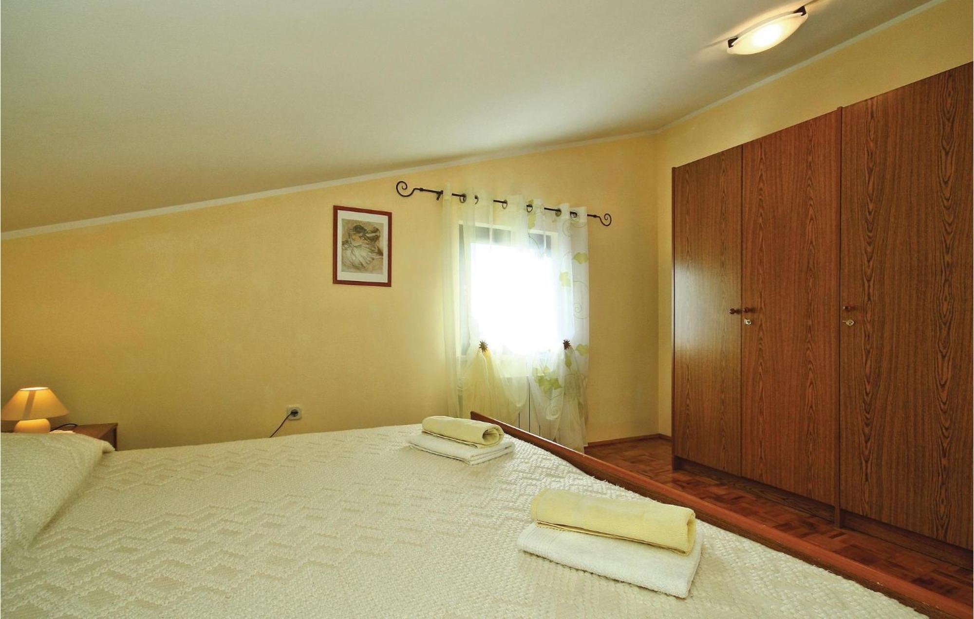3 Bedroom Gorgeous Apartment In Porec Bagian luar foto