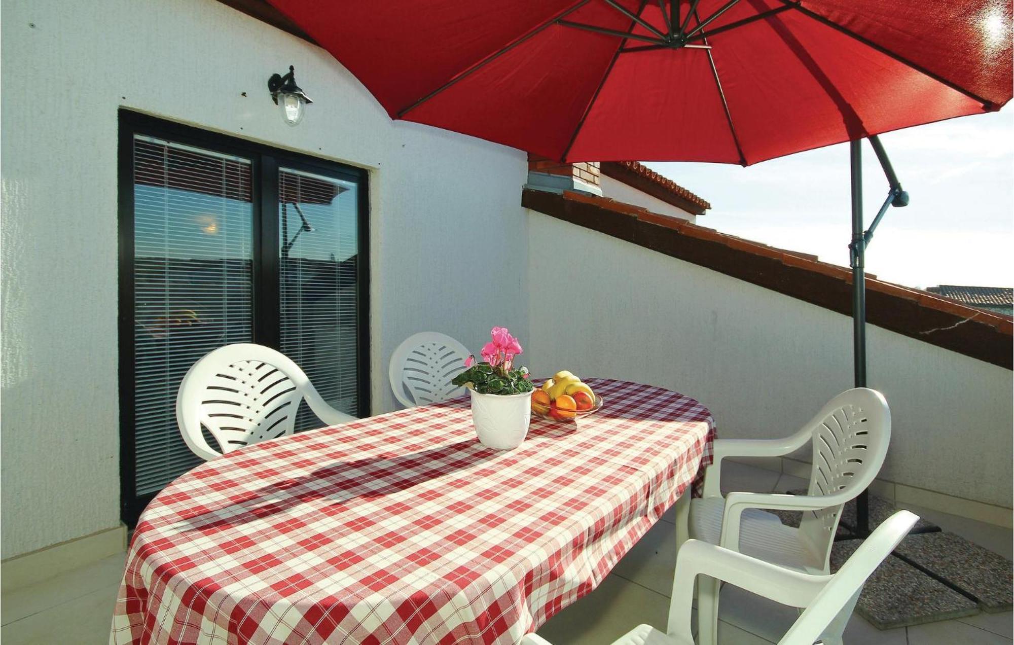 3 Bedroom Gorgeous Apartment In Porec Bagian luar foto
