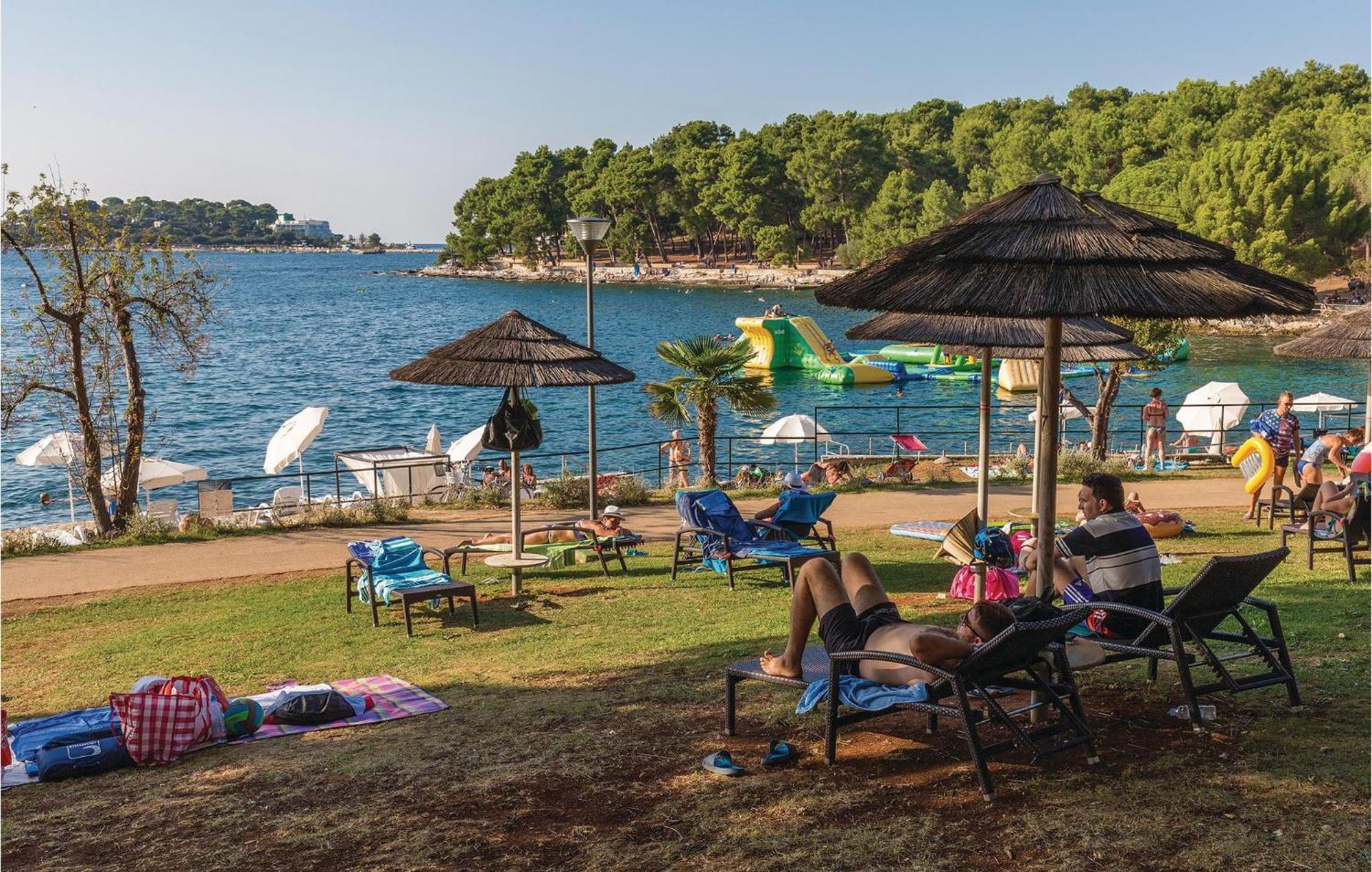 3 Bedroom Gorgeous Apartment In Porec Bagian luar foto